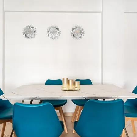 Apartman Sunny Retreat With Pool And Balcony By Lovelystay *