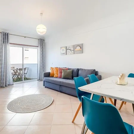 Apartamento Sunny Retreat With Pool And Balcony By Lovelystay Albufeira