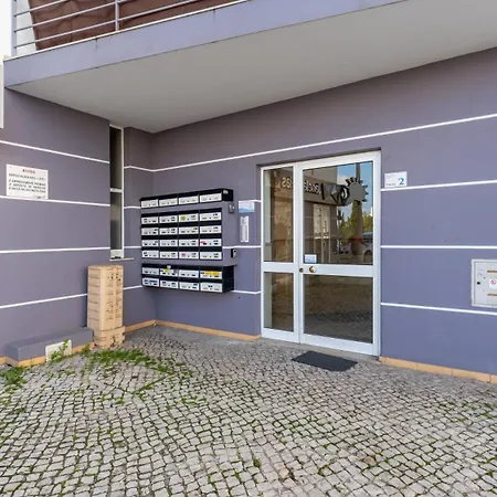 Apartamento Sunny Retreat With Pool And Balcony By Lovelystay