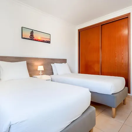 Apartamento Sunny Retreat With Pool And Balcony By Lovelystay *