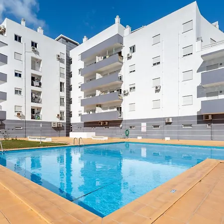 Apartamento Sunny Retreat With Pool And Balcony By Lovelystay