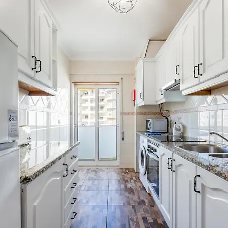 Sunny Retreat With Pool And Balcony By Lovelystay Apartamento