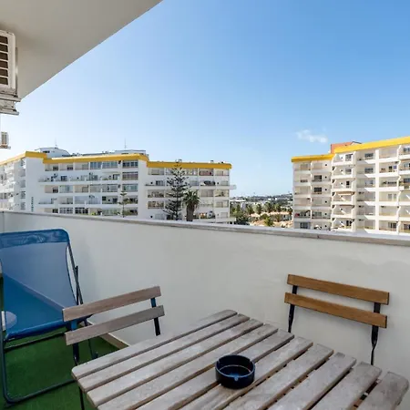 Apartmán Sunny Retreat With Pool And Balcony By Lovelystay